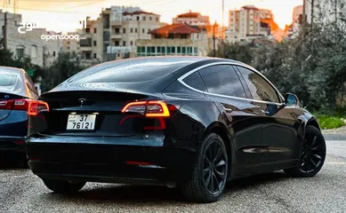  1 Tesla Model 3 Mid Range بحالة الوكالة B+ من المالك مباشرة