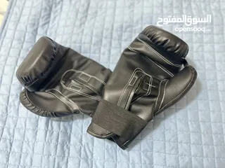  4 قفازات ملاكمه مستعمله حاله ممتازه جداً