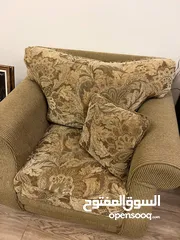  5 غرفة صالون كاملة متكاملة ( كنبيات وسجادة و برداي). مستعملة سنة واحدة فقط. .