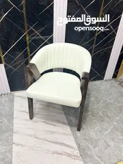  2 انغمس في جمالية الفخامة والأناقة مع كرسي الطعام المودرن بأرجله المنحنية، واجعل تناول الطعام تجربة فر