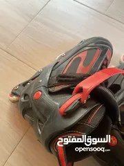  1 حذاء رياضي يحتوي على أربع عجالات في كل رجل