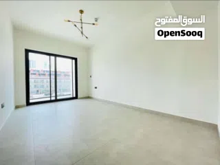  5 شقه متميزه سعر وموقع ومساحه بالاضافه الي عايد مضمون 13% غرفه وصاله بالجميرا جاهزه للسكن