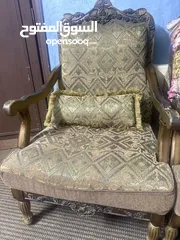  4 طقم كنب خشب 9 مقاعد + طاولات وسجاد وبرداي - بحالة ممتازه ، غرفة ضيوف كامله و جديده