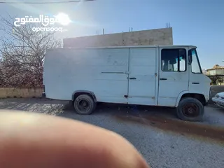  1 باص مرسيدس مرخص سنه