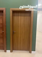  1 ابواب خشبيه داخليه و خارجيه بتصاميم حديثه وفاخره وعصريه جميع الانواع دهان  او تلبيس pvc  وقشره بلوط
