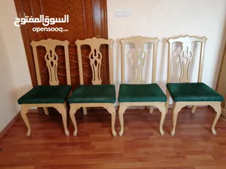  1 طاولة لون عنابي مع 4 كراسي خشب تفصيل