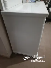  2 تسريحة و مكتب  عدد2 كل تسريحة و مكتب