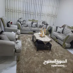  3 طقم كنب موديل حديث سبع مقاعد بحال جيد جدا للبيع مع طاول وسط و ثنتين جانبيات