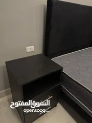  2 تخت مفرد مع طاولتين غرفة نوم