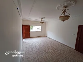  4 شقة للبيع قرب جامعة اليرموك بحالة جيدة.