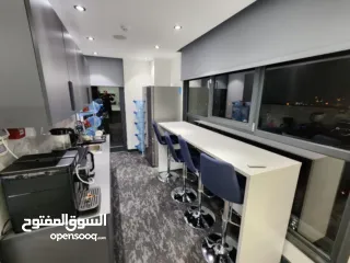  15 مكتب تجاري فخم للبيع أو الإيجار