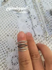  14 فضه سنسال وزنه 33 اسوارة وزها 19 وفي خاتمين باندورا وخاتم فيروز وخاتمين ستاتي واسوارة عين زرقا وخاتم