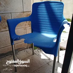  1 طاوله لون ازرق طوي مع كراسي عدد اثنين واحد منهم مكسور الطاوله و الكرسي الآخر بحاله ممتازه
