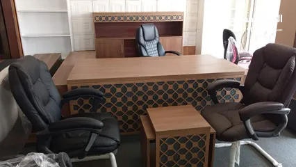  23 مكتب مدير مترين مع جانبية بادراج وطاولة