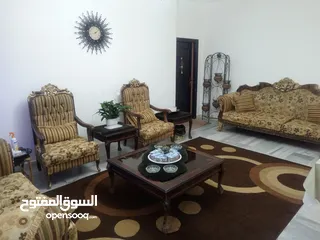  2 طقم كنب مع طرابيزات في حالة جيدة  عسلي وبني للتواصل الرجاء الاتصال على الرقم