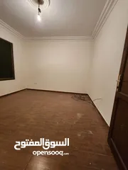 14 شقه  ثاني هندسي طابقيه لها مدخلين ويتبع لها غرفه علي السطح