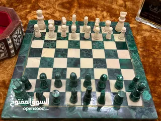  12 شطرنج من الملكيت والالباستر