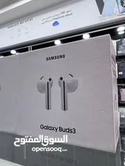  2 Samsung Buds 3 New سماعات  سامسونج الاصلية بودز 3 جديدة مسكرة متوفرة باللونين الأبيض و الاسود.