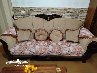  7 طقم كنبايات للبيع منظره فخم وحلو ونظيف بحال الوكاله ومريح بالجلوس مع طربيزات النص