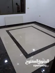 28 بليط وفني تركيب بديل الرخام وبديل الخشب