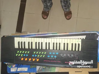  7 اوركن Mles ( Miles Elcotronic keyboar)  مستخدم  مع الكرتونة بحالة ممتازة للبيع