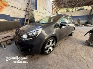  7 كيا ريو هاتشباك 2013