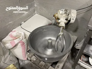  14 محل معجنات مع كامل عدته للبيع بخلو بداعي السفر