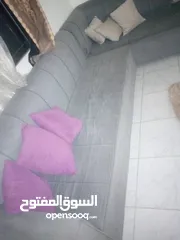  1 طقم كنب حرف L لون سكني بحاله ممتازه للبيع معه جميع اغراضه