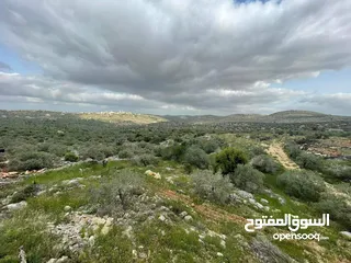  1 منزل قيد الإنشاء جاهز منه غرفة وحمام وبرندة على قطعة ارض 3250 متر فيه بئر ماء مخدوم ماء وكهرباء