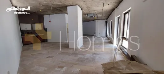  3 معرض طابقي في مجمع حيوي للبيع في الشميساني بمساحة بناء 192م