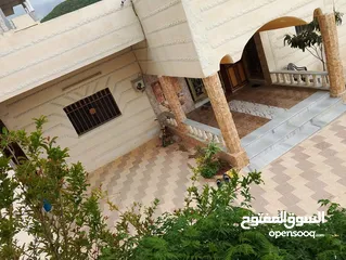  5 بيت مستقل للبيع على قطعة ارض مساحه 1600 على شارعين رئيسي بقوشان منفصل متوفر جميع الخدمات كهرباء وماء