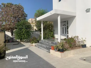  5 فيلا + شقة علويه للبيع بمواصفات راقيه في منطقة المعبيلة السابعة