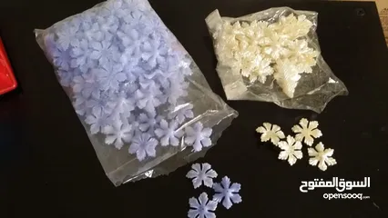  10 اكسسوارات ومواد للاشغال اليدوية ورد وشرايط وخرز واحجار للبيع بسبب تصفية الورشة
