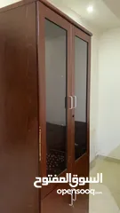  8 مكتب مع كرسي وخزانه شبه وكاله
