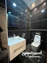  11 شفة شبه ارضي مع ترس و شلال بأفخم التشطيبات العصرية خلف المدارس العالمية