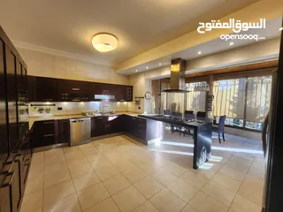  15 فيلا متلاصقة فارغة في عبدون للبيع أو للإيجار  ref : 14341