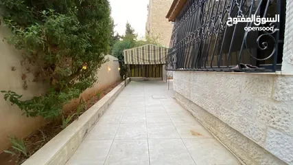  16 شقة فارغة - ام السماق - 3نوم 1ماستر - ارضية - ترسات خارجية - موقع مميز