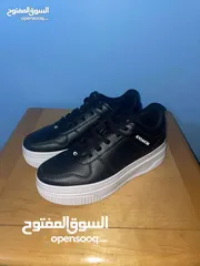  3 بوط عدد 2 ماركة كوتش جديد غير مستعمل باللون الاسود والابيض