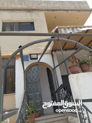  1 منزل كامل للبيع في جرش منطقة الجبارات مطل على شارعين قريب من مطعم وسوبر ماركت الوادي الأخضر