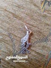  4 ساعه انتيكا ريموند ويل معها حرف K فضة