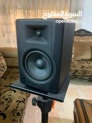  1 M-Audio bx5 d3 studio monitors