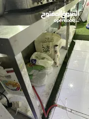  6 عدة مطاعم.