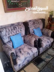  2 كنب للبيع مع طاولاته
