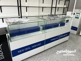  7 ديكور كامل ارفف و ألواح تعليق وبترينات بحالة ممتازة