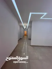  16 شقة في عمارات بعد الباب الخلفي لجامعة ناصر الدور الأول موقع ممتاز تشطيب ممتاز للإيجار