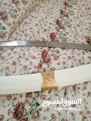  2 سيفين للبيع وكاله ماشالله عنهم يوجد معاينه ثقال واحد ذهبي وجلد والثاني سلفر شغل يدوي وارد الخليج