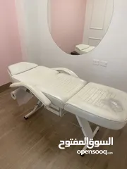  2 مرايا صالونات وتخت بشرة للبيع