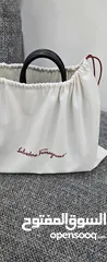  26 شنطة جلد طبيعي ( salvatore ferragamo calfskin thestudiocagebagsella) صناعة ايطالية