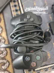  3 بلايستيشن 2 للبيع نظيفه جدا بس في جرح خفيف ومعها سيدي اصلي مستحيل تلاقي بسوق