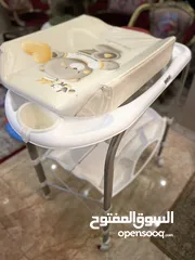  5 كرسي طعام ومرجيحه بالإضافه إلى فرشه العاب من شيكو وحوض استحمام مع فرشة غيار من كام الاسبانيه للبيع
